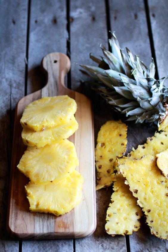 sliced pineapple